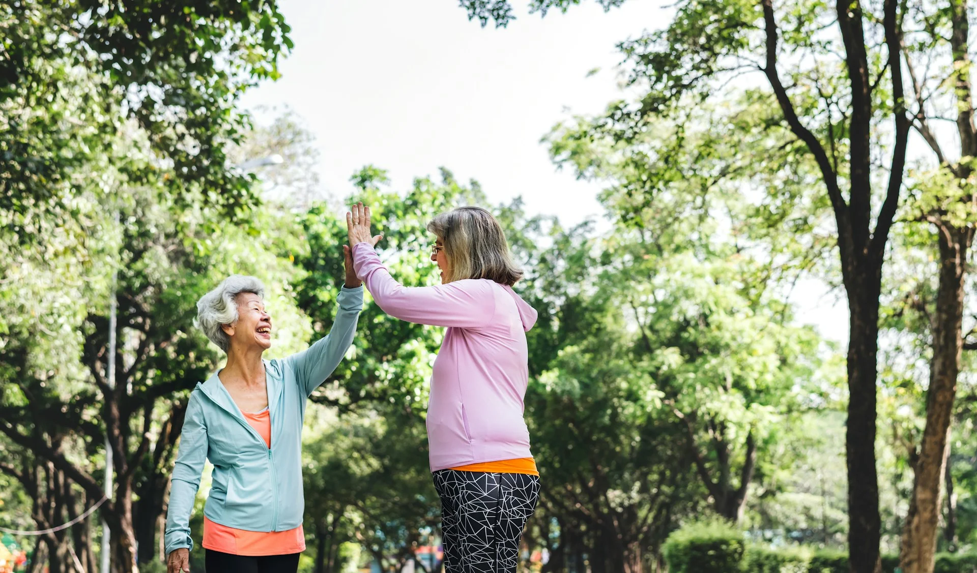 photo two women cheering after discussing how to know if acupuncture is working